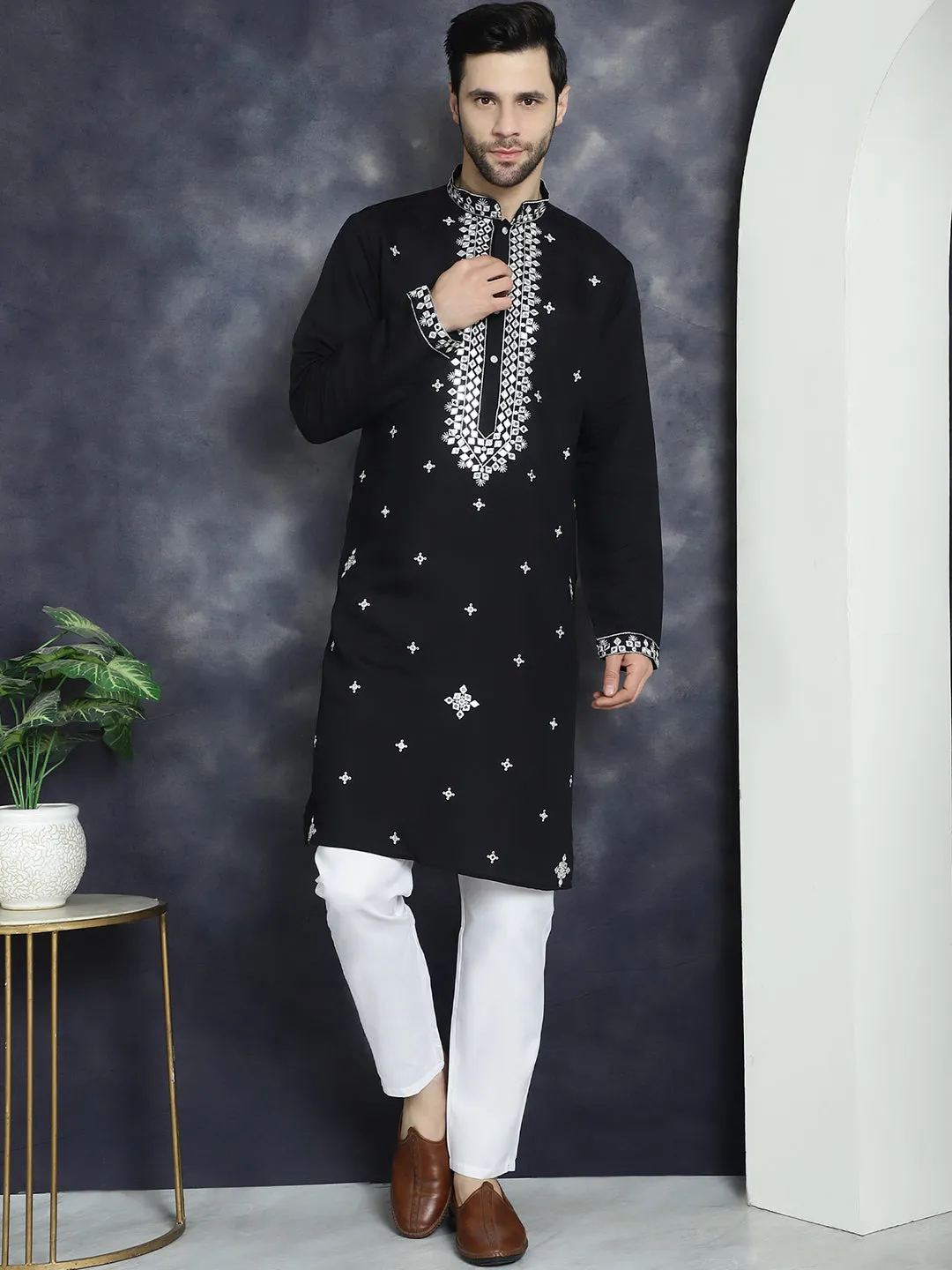 Men'S Embroidered Kurta With Pyjama