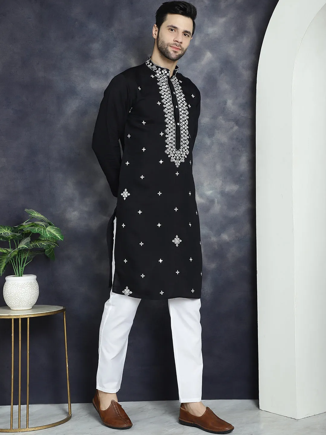 Men'S Embroidered Kurta With Pyjama