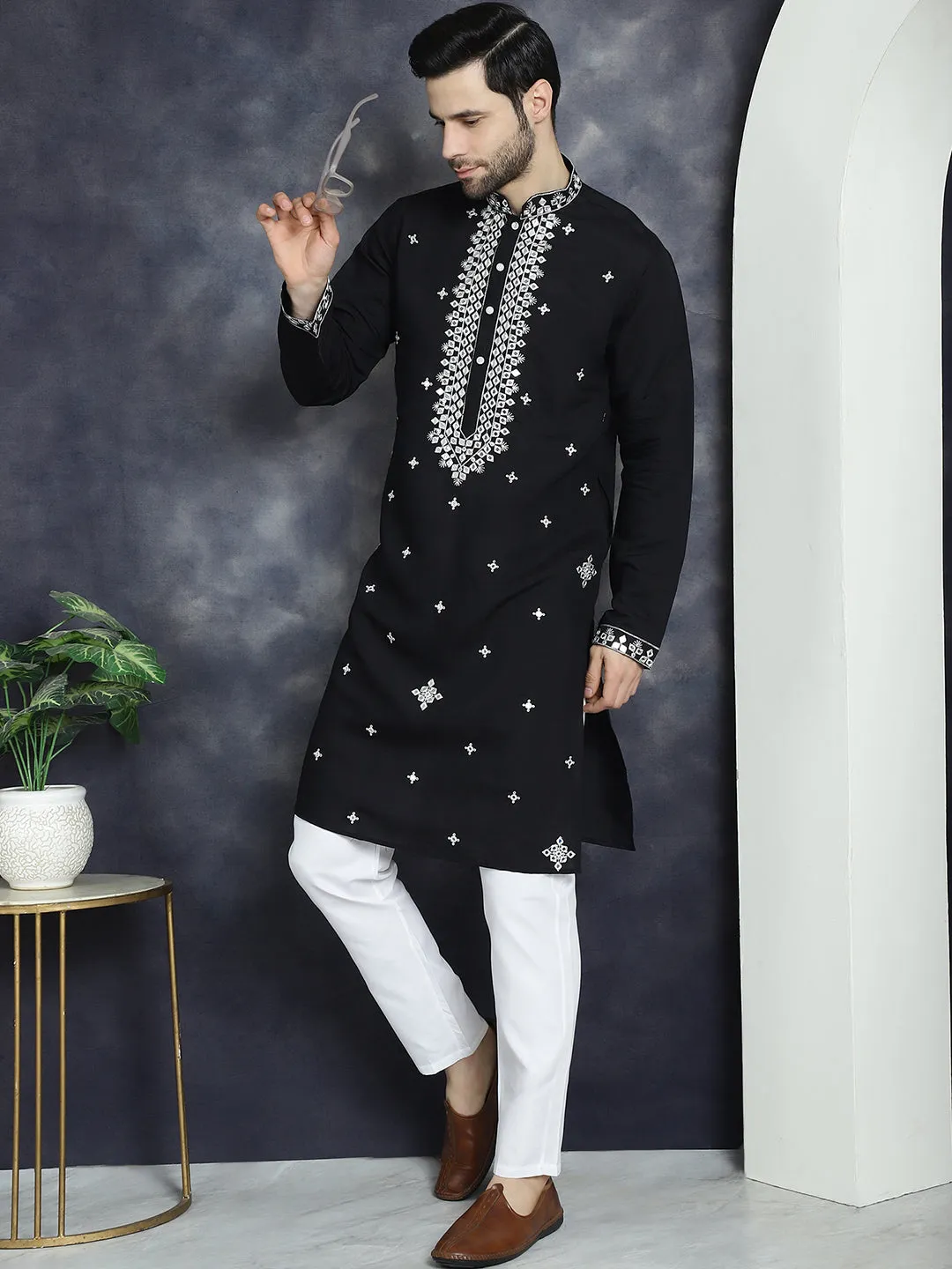 Men'S Embroidered Kurta With Pyjama
