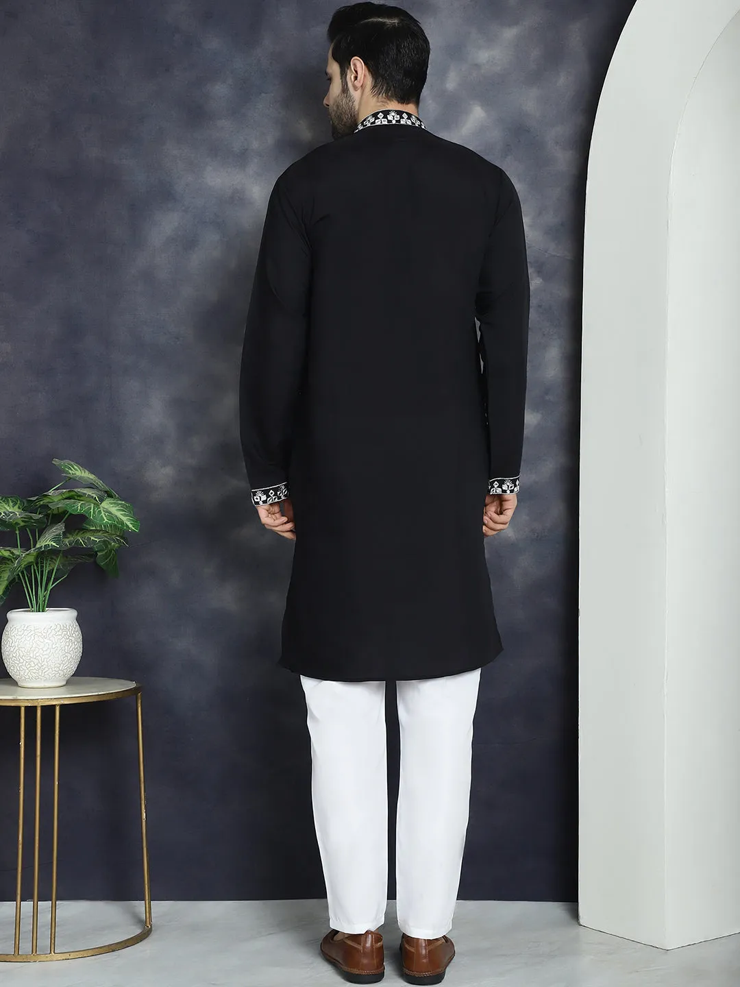 Men'S Embroidered Kurta With Pyjama