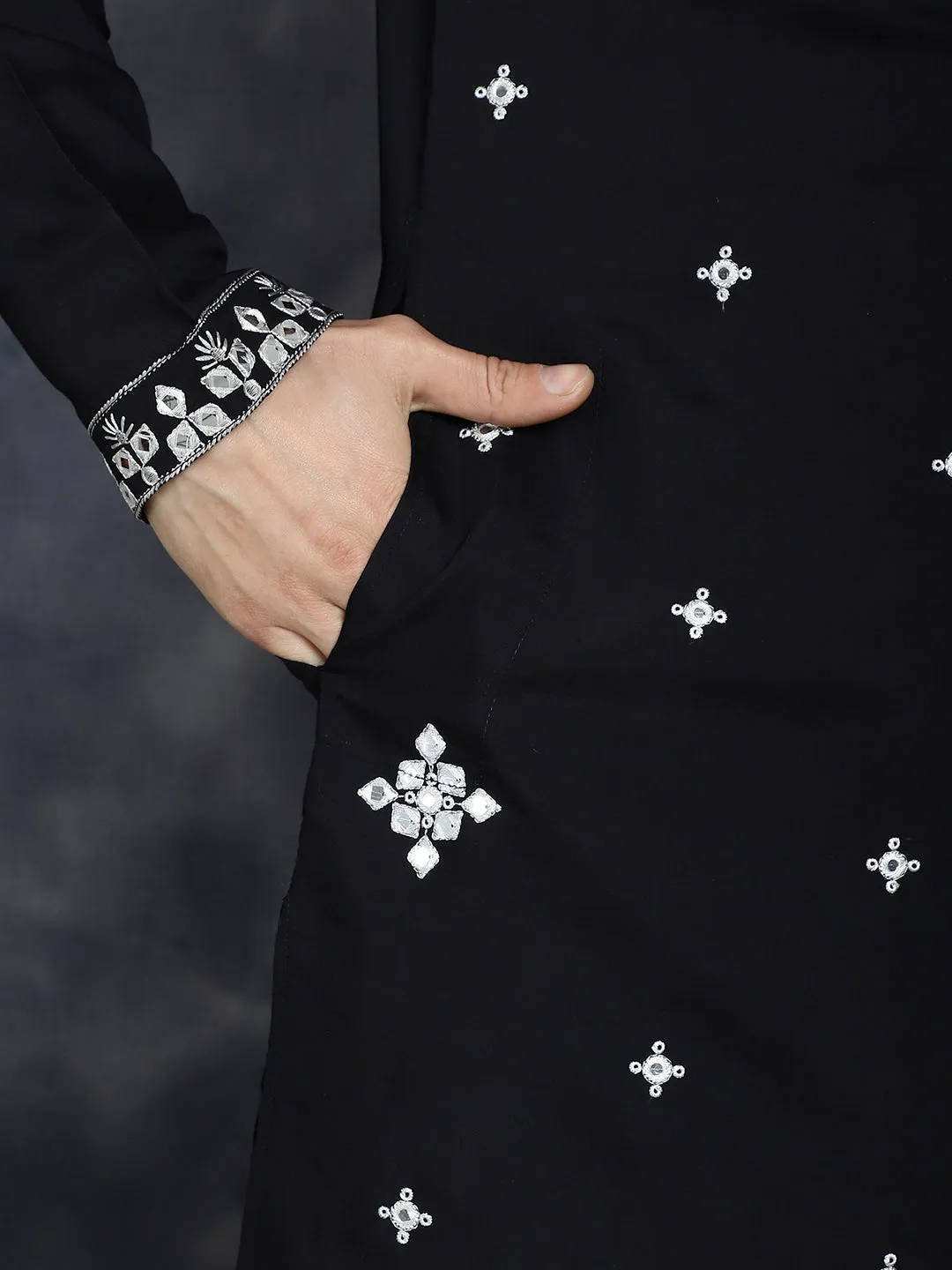 Men'S Embroidered Kurta With Pyjama