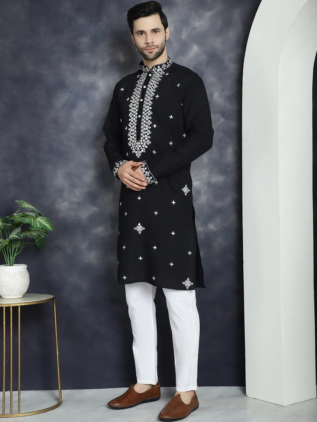 Men'S Embroidered Kurta With Pyjama